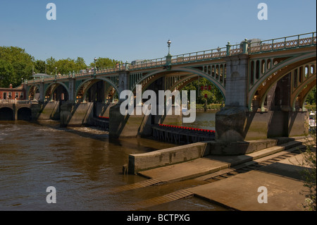 Richmond-Sperre mit den Gezeiten Kontrollen angehoben Stockfoto