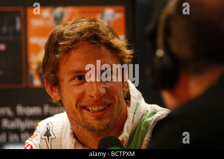 Formel 1-Fahrer Jenson Button entspannt bei 2008 Race of Champions im Wembley Stadium, London, Dezember 2008. Stockfoto