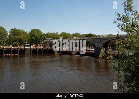 Richmond-Sperre, Kontrolle der Gezeiten der Themse Stockfoto