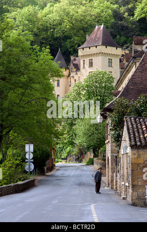 Straße vorbei an Hang Stadt in Südwest-Frankreich Stockfoto