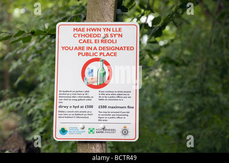 North Wales UK zweisprachige Zeichen kein Alkohol an bestimmten öffentlichen Platz in Walisisch und Englisch Sprachen Stockfoto