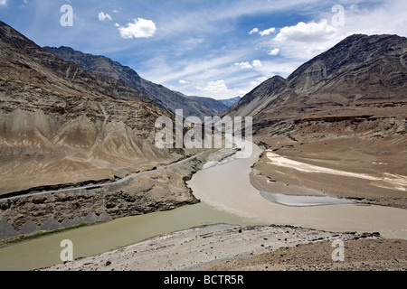 Der Indus Fluß (auf der linken Seite) Beitritt des Zanskar-Fluss. In der Nähe von Nimmu Dorf. Ladakh. Indien Stockfoto