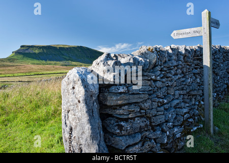 Pennine Way Wegweiser in Silverdale, North Yorkshire. Blickrichtung Nordwesten Pen-y-Gent Stockfoto