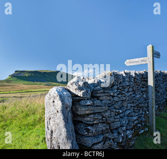 Pennine Way Wegweiser in Silverdale, North Yorkshire. Blickrichtung Nordwesten Pen-y-Gent Stockfoto