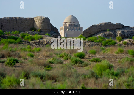 Stadtmauer und Mausoleum des Sultans Ahmad Sanjar in den Ruinen von Merv in Turkmenistan Stockfoto