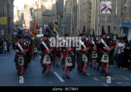 Die Atholl Highlanders Pipe Band führen die Clan-Parade auf der Royal Mile, Edinburgh, Schottland Stockfoto