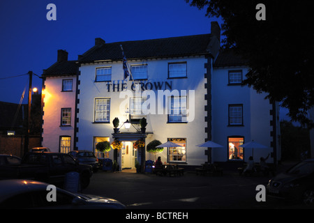 Nachtaufnahme von The Crown Hotel in The Buttlands am Brunnen als nächstes das Meer auf die Küste von North Norfolk UK Stockfoto