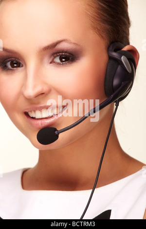 Ein schön und lächelnd Hotline-Betreiber mit Kopfhörer Stockfoto