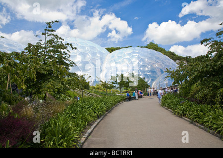 Ein Gang durch mit den Biomen im Eden Project in der Nähe von St Austell, Cornwall Stockfoto