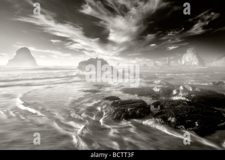 Küste mit interessanten Wolken bei Sonnenuntergang Samuel H Boardman State Scenic Korridor Oregon Stockfoto