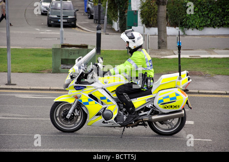 Polizei-Motorradfahrer auf der Straße, East Molesey Surrey, England, Vereinigtes Königreich Stockfoto