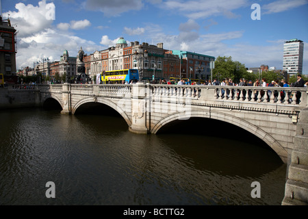 Die Oconnell Brücke über den Fluss Liffey Ende Oconnell street Dublin City Zentrum Republik von Irland Stockfoto