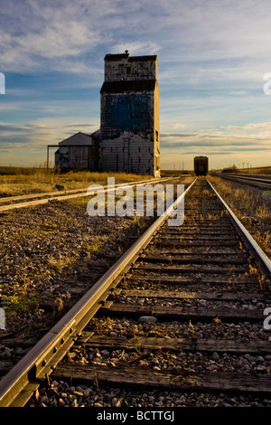 Ein verlassenes Getreidesilo in der kanadischen Prärie in Saskatchewan. Stockfoto