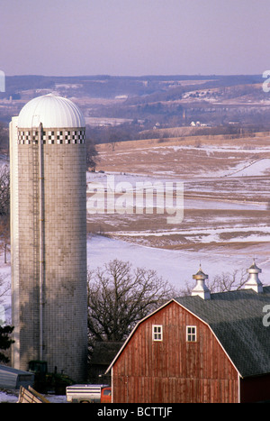 S.E. MINNESOTA FARMLAND, SCHEUNE UND SILO.  ENDE DES WINTERS. Stockfoto