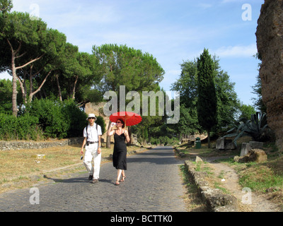Paare, die auf den antiken römischen alten Via Appia, Rom, Italien Stockfoto