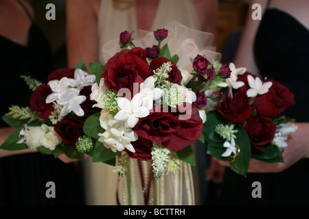 Braut und Brautjungfern Blumenstrauß zu halten. Stockfoto