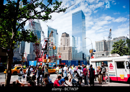 Besucher sammeln auf der Website von Ground Zero auf das World Trade Center mit Constuction hinter Stockfoto