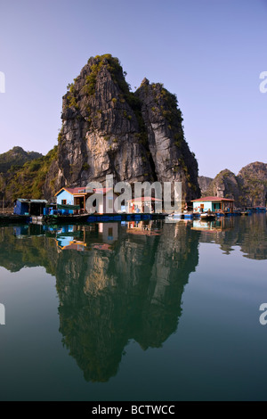 Schwimmende Dorf Halong Bucht Vietnam Stockfoto