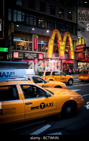 Times Square in New York City mit McDonalds-Schild und gelbe Taxis aufgereiht vor Stockfoto