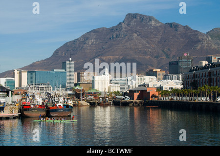 Blick auf den Tafelberg von der Victoria und Alfred Waterfront in Kapstadt Südafrika Stockfoto
