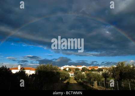 Regenbogen über einem kleinen Dorf im Alentejo Portugal Stockfoto
