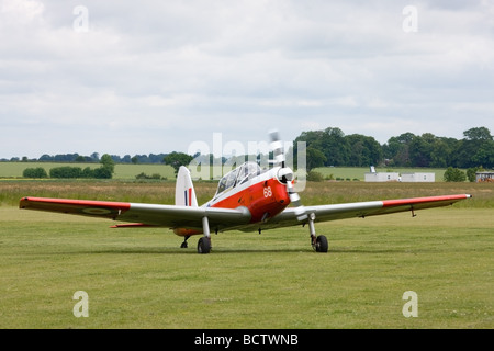 De Havilland (Kanada) DHC1 Chipmunk 22 T10 WB697 G-BXCT Rollen nach der Landung am Wickenby Flugplatz Stockfoto