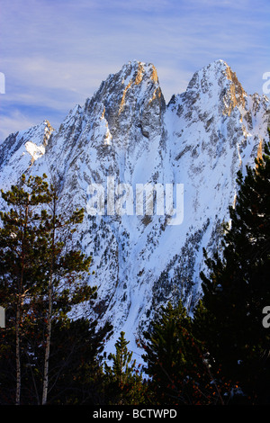 ELS Encantats 2745 m Gipfel mit Schnee in Espot Tal Aiguestortes ich Sant Maurici Nationalpark Pyrenäen Katalonien Spanien Stockfoto