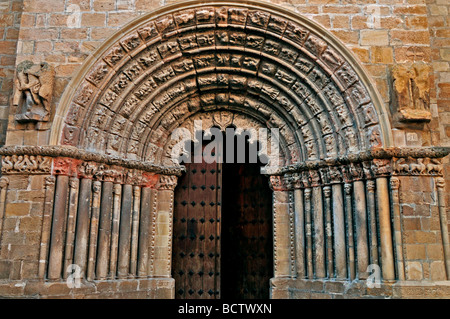 Spanien, Jakobsweg: Romanische Portal der Kirche Iglesia de Santiago in Puente la Reina Stockfoto