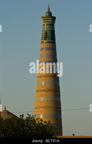 Minarett der Islam Glaubensgemeinschaft in Chiwa Usbekistan Stockfoto