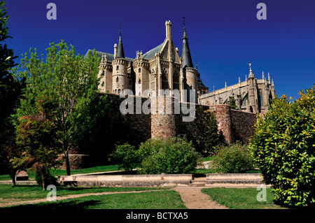 Spanien, Jakobsweg: Park und Palacio Episcopal von Antonio Gaudí in Astorga Stockfoto