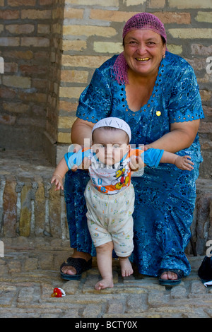 Usbekische Großmutter und Enkel in Chiwa Usbekistan Stockfoto