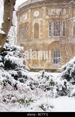 Schneebedeckte Bäume und Radcliffe Sternwarte in Green Templeton College, Oxford University Stockfoto