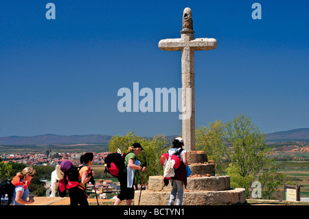 Spanien, Jakobsweg: Pilgern auf der Cruzeiro de Santo Toribio in Justo De La Vega Stockfoto