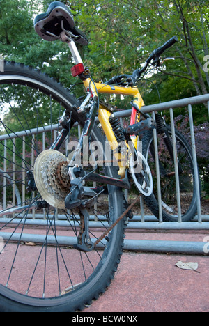 Fahrrad mit einem Platten Reifen auf Fahrradträger aufgegeben Stockfoto