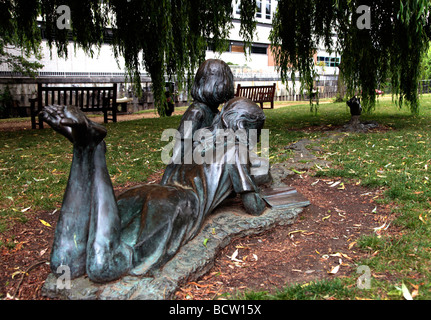 Alice im Wunderland, Schwester und Kaninchen bronze Figuren Guildford Surrey England UK Stockfoto