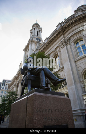 Statue des London basierte Bankier und Philanthrop George Peabody außerhalb der Royal Exchange in London, England. Stockfoto