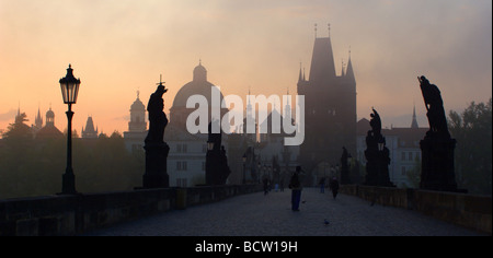 Sonnenaufgang über Prag - Blick von der Karlsbrücke entfernt Stockfoto