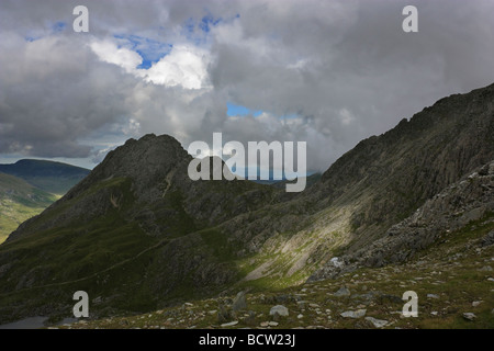 Tryfan und Bristly Ridge, Teil des Hufeisens Bochlwyd - einem berühmten Grat kriechen, Strecke in Snowdonia, Nordwales Stockfoto