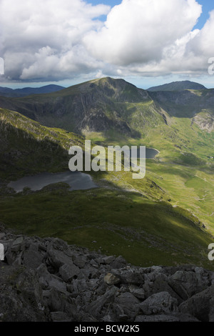 Der Berg von Y Garn, über Cwm Idwal von Tryfan angesehen. Snowdonia-Nationalpark, Wales. Stockfoto