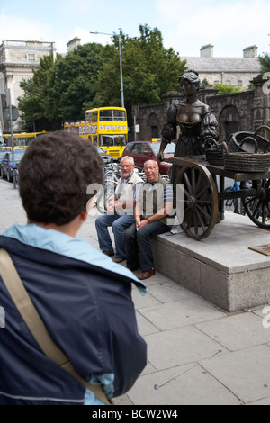 Touristen, die mit ihrem Foto auf die Molly Malone Statue in Dublin City Centre Republik von Irland Stockfoto