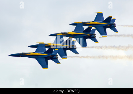 Die Blue Angels fliegen in engen Formation während der Miramar Airshow 2008 Stockfoto