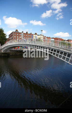 Halfpenny Hapenny Brücke über den Fluss Liffey im Zentrum von Dublin Stadt der Republik Irland Stockfoto