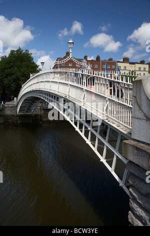 Halfpenny Hapenny Brücke über den Fluss Liffey im Zentrum von Dublin Stadt der Republik Irland Stockfoto