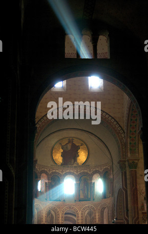 Chor der römischen Kirche St. Austremoine von Issoire. Auvergne. Frankreich. Stockfoto