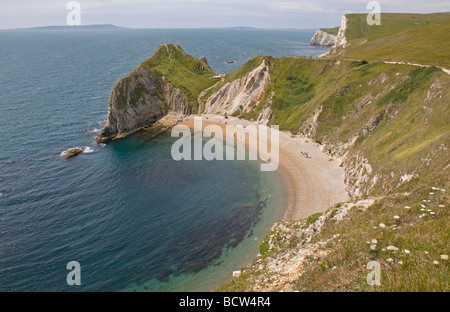 Strand von St Oswald Bay in der Nähe von Lulworth Cove, Dorset, mit der Isle of Portland am Horizont links einladen. Stockfoto