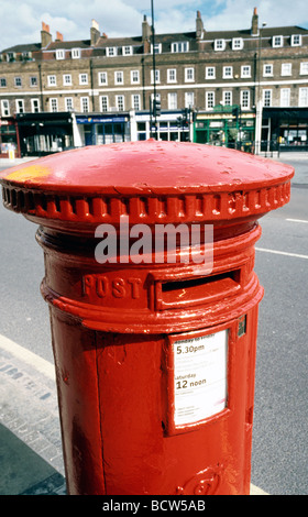 19. Juli 2009 - Royal Mail Säule Kasten draußen Bahnhof Greenwich in England. Stockfoto