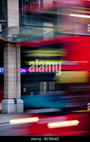 Einem roten Double Deck London Bus beschleunigt durch die Straßen von London Stockfoto