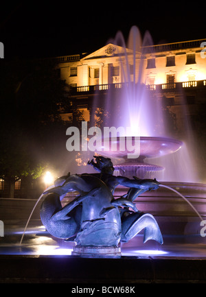 London - Brunnen am Trafalgar Square bei Nacht Stockfoto