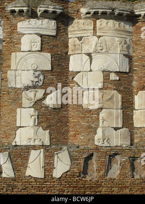 Wand mit Relikten von casal Rotondo-Denkmal auf der alten Via Appia in Rom Italien Stockfoto