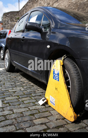 Auto mit Wheelclamp in Dublin City Centre Republik von Irland geklemmt Stockfoto